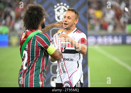 Rio de Janeiro-Brasilien, 22. November 2023, Fußballspiel der Teams Fluminense und São Paulo im Stadion Maracanã. Marcelo (Fluminense) und Rafinha (São Paulo) trugen die Champion-Banner auf Stockfoto