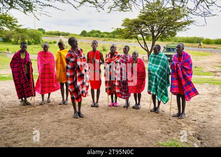 Maasai Mara, Kenia, 25. Dezember 2020 - Eine Gruppe junger Maasai-Krieger spielt ein traditionelles Lied und zeigt ihre Leichtathletik durch Stehen Sprünge Stockfoto