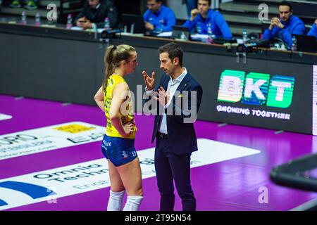 Treviso, Italien. November 2023. Madison Bugg (L) sah beim Volleyballspiel der LVF Serie A1 2023/24 zwischen Prosecco Doc Imoco Conegliano und Roma Volley Club im Palaverde Stadion mit Daniele Santarelli (R) sprechen. Endergebnis; Prosecco Doc Imoco Conegliano 3:0 Roma Volley Club. Quelle: SOPA Images Limited/Alamy Live News Stockfoto