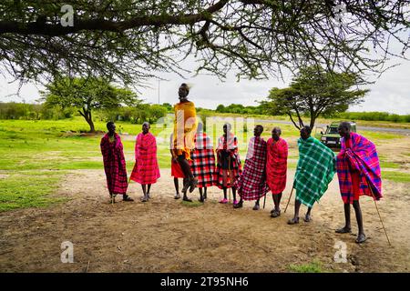 Maasai Mara, Kenia, 25. Dezember 2020 - Eine Gruppe junger Maasai-Krieger spielt ein traditionelles Lied und zeigt ihre Leichtathletik durch Stehen Sprünge Stockfoto