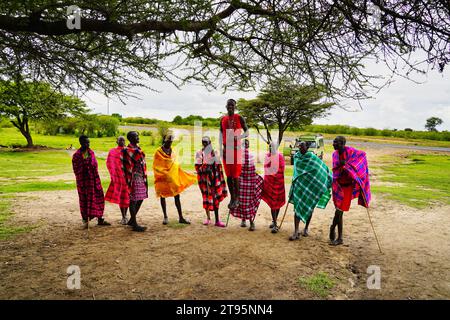 Maasai Mara, Kenia, 25. Dezember 2020 - Eine Gruppe junger Maasai-Krieger spielt ein traditionelles Lied und zeigt ihre Leichtathletik durch Stehen Sprünge Stockfoto