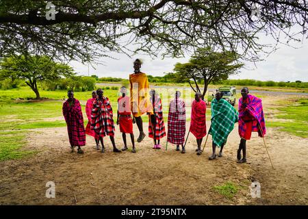 Maasai Mara, Kenia, 25. Dezember 2020 - Eine Gruppe junger Maasai-Krieger spielt ein traditionelles Lied und zeigt ihre Leichtathletik durch Stehen Sprünge Stockfoto