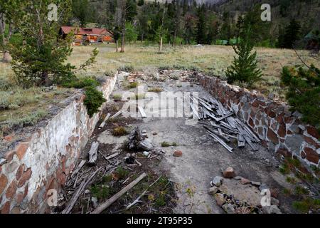 Swimmingpool auf der Double D Ranch in der Nähe der Geisterstadt Kirwin. Die Double D Ranch liegt im Shoshone National Forest in den Absaroka Mountains Stockfoto