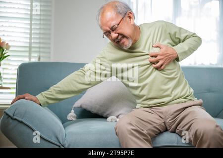 Trauriger Seniorenmann, der Schmerzen hat, benutzen Sie die Hand, die die Brust berührt und einen Herzinfarkt hat Stockfoto