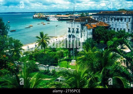 Stone Town, Sansibar, Tansania. Blick hinunter auf die Shangani Waterfront vom Old Fort Stockfoto