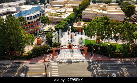 Flug über die Walt Disney Studios in Burbank - Los Angeles Drone Filmmaterial - LOS ANGELES, USA - 5. NOVEMBER 2023 Stockfoto