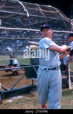 FL - MÄRZ 1956: Jackie Jensen #4 der Boston Red Sox macht einen Übungsschwung, bevor er im Batting Cage vor einem Spring Training Spiel um März 1956 in Florida anschlägt. (Foto: Hy Peskin/) *** örtlicher Bildtitel *** Jackie Jensen Stockfoto