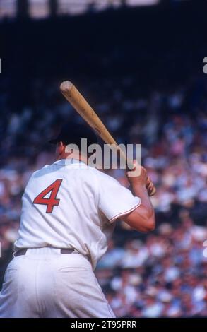 BOSTON, MA – 22. JUNI: Jackie Jensen #4 der Boston Red Sox schlägt während eines MLB-Spiels gegen die Detroit Tigers am 22. Juni 1955 im Fenway Park in Boston, Massachusetts. (Foto von Hy Peskin) *** örtlicher Bildtitel *** Jackie Jensen Stockfoto