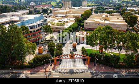 Walt Disney Company in Burbank - die berühmten Walt Disney Studios von oben - Los Angeles Drone Filmmaterial - LOS ANGELES, USA - 5. NOVEMBER 2023 Stockfoto