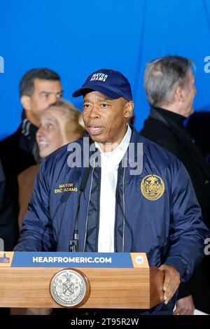 New York, USA, 22. November 2023 - Bürgermeister Eric Adams und Polizeikommissar Edward Caban und Macys CEO Jeff Gennette geben heute in New York City eine sicherheitsrelevante Ankündigung zur Thanksgiving Day Parade 2023 ab. Foto: Luiz Rampelotto/EuropaNewswire Stockfoto