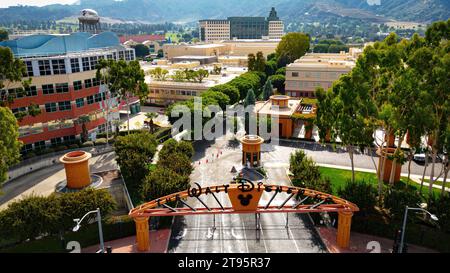 Flug über die Walt Disney Studios in Burbank - Los Angeles Drone Filmmaterial - LOS ANGELES, USA - 5. NOVEMBER 2023 Stockfoto