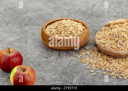 Mandelnüsse in einer Holzschale auf einem rustikalen Holztisch Stockfoto