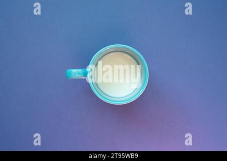 Tasse Milch auf marineblauem Hintergrund. Draufsicht Stockfoto
