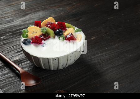 Smoothie Milkshake Bowl mit frischem Obst, Bananenscheibe, Heidelbeere, Drachenfrucht, Kiwi, und Mint Leaf Stockfoto