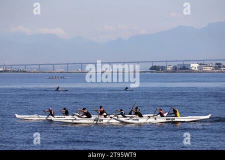 Rio De Janeiro, Brasilien. November 2023. Kanufahrer führen am Morgen dieses Donnerstags, dem 22. November, eine Ausbildung in der Bucht von Guanabara in Rio de Janeiro durch. Quelle: Brazil Photo Press/Alamy Live News Stockfoto