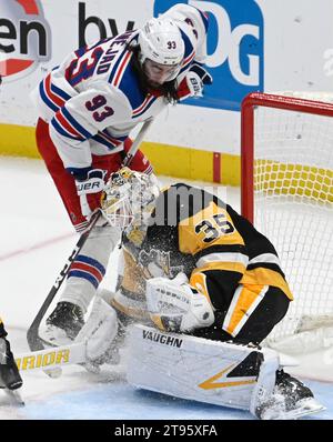 Tristan Jarry (35) blockiert den Schuss des New York Rangers Center Mika Zibanejad (93), zweite Phase des Rangers 1-0-Sieges in der PPG Paints Arena in Pittsburgh am Mittwoch, den 22. November 2023. Foto von Archie Carpenter/UPI. Stockfoto