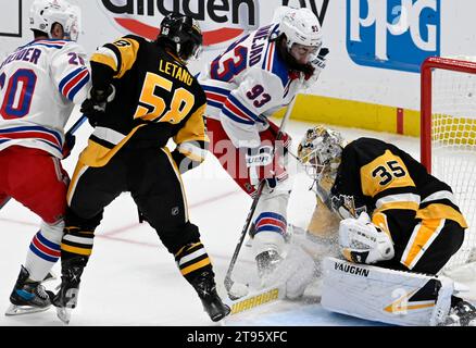 Tristan Jarry (35) blockiert den Schuss des New York Rangers Center Mika Zibanejad (93), zweite Phase des Rangers 1-0-Sieges in der PPG Paints Arena in Pittsburgh am Mittwoch, den 22. November 2023. Foto von Archie Carpenter/UPI. Stockfoto