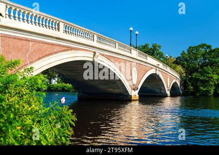 John W. Weeks Memorial Fußgängerbrücke über den Charles River zwischen Boston und Cambridge - Massachusetts, USA Stockfoto