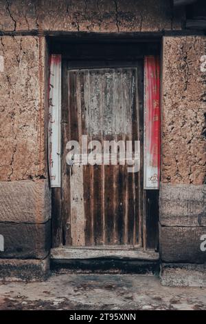 Holztore von ländlichen lehmziegelhäusern Stockfoto