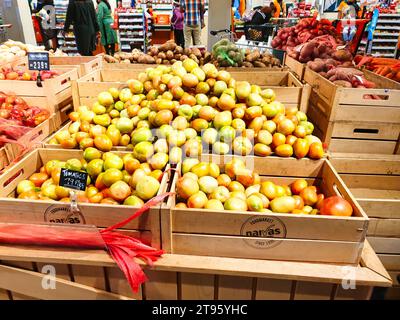 Nairobi, Kenia, 01-Januar-2021 - Blick auf die riesige Auswahl an frischen Produkten in einem Nairobi Supermarkt Stockfoto