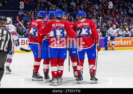 Rochester, New York, USA. November 2023. Laval Rocket Spieler feiern in der ersten Periode ein Tor gegen die Rochester Americans. Die Rochester Americans veranstalteten die Laval Rocket in einem Spiel der American Hockey League in der Blue Cross Arena in Rochester, New York. (Jonathan Tenca/CSM). Quelle: csm/Alamy Live News Stockfoto
