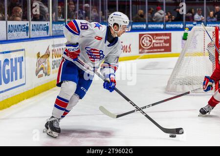 Rochester, New York, USA. November 2023. Rochester Amerikaner Stürmer Isak Rosen (18) Skates in der dritten Periode gegen die Laval Rocket. Die Rochester Americans veranstalteten die Laval Rocket in einem Spiel der American Hockey League in der Blue Cross Arena in Rochester, New York. (Jonathan Tenca/CSM). Quelle: csm/Alamy Live News Stockfoto