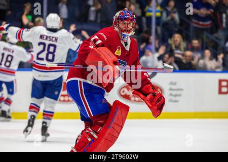 Rochester, New York, USA. November 2023. Laval Rocket Torhüter Jakub Dobes (71) schreit den Ref in Überstunden gegen die Rochester-Amerikaner an. Die Rochester Americans veranstalteten die Laval Rocket in einem Spiel der American Hockey League in der Blue Cross Arena in Rochester, New York. (Jonathan Tenca/CSM). Quelle: csm/Alamy Live News Stockfoto