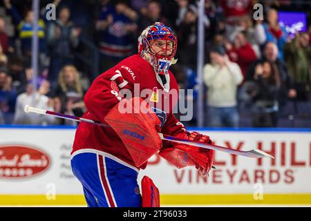 Rochester, New York, USA. November 2023. Laval Rocket Torhüter Jakub Dobes (71) schreit den Ref in Überstunden gegen die Rochester-Amerikaner an. Die Rochester Americans veranstalteten die Laval Rocket in einem Spiel der American Hockey League in der Blue Cross Arena in Rochester, New York. (Jonathan Tenca/CSM). Quelle: csm/Alamy Live News Stockfoto