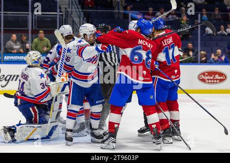 Rochester, New York, USA. November 2023. Rochester Americans Forward Mason Jobst (26) kämpft in der dritten Periode gegen die Laval Rocket. Die Rochester Americans veranstalteten die Laval Rocket in einem Spiel der American Hockey League in der Blue Cross Arena in Rochester, New York. (Jonathan Tenca/CSM). Quelle: csm/Alamy Live News Stockfoto