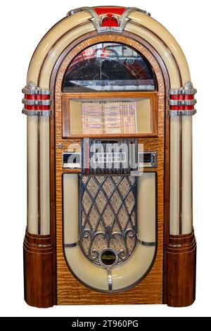 Escondido, CA - 10-30-2023: Retro Juke Box Radio isoliert auf weißem Hintergrund Stockfoto