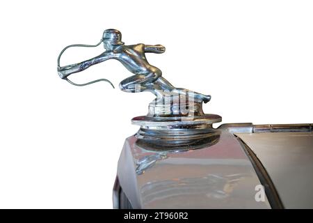 Escondido, CA - 10-30-2023: Haubenverzierung auf 1932 Pierce Arrow Modell 54 Cabriolet. Stockfoto