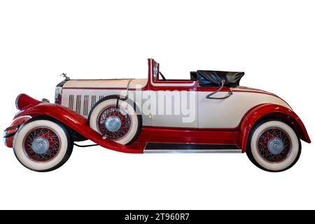 Escondido, CA - 10-30-2023: 1932 Pierce Arrow Modell 54 Cabriolet. Es verwendete den geraden Achtmotor des Unternehmens, der 125 PS und conti produzierte Stockfoto