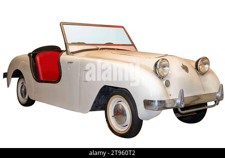 Escondido, CA – 10-30-2023: Crosley Hotshot, eingeführt 1949, war der erste amerikanische Sportwagen in Massenproduktion nach dem Zweiten Weltkrieg. Stockfoto
