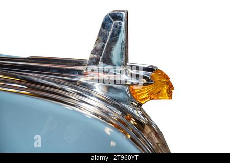 Escondido, CA - 10-30-2023: Haubenverzierung auf General Motors Cadillac Cabriolet, 1953, erster V-8 in Amerika Stockfoto