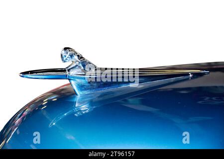 Escondido, CA - 10-30-2023: Motorhaubenverzierung auf Packard, Karibik 1954, ein limitierter Luxus-Sportwagen für sechs Passagiere im europäischen Stil. Stockfoto