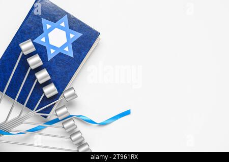 Hanukkah-Komposition mit Torah, David-Stern und Menora auf weißem Hintergrund Stockfoto