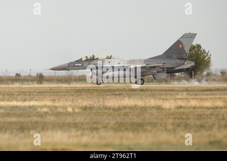 Borcea, Rumänien - 13. November 2023: Ein rumänischer Militärjet-Pilot fliegt seinen F16 Falken während einer Demonstration nach der Eröffnungszeremonie für die Stockfoto