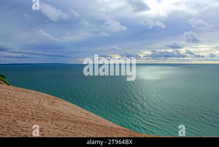 Das türkisfarbene Wasser des Lake michigan und die Sanddünen des Lake michigan überblicken das nationale Seeufer der Sleeping Bear Dunes auf der unteren Halbinsel Stockfoto