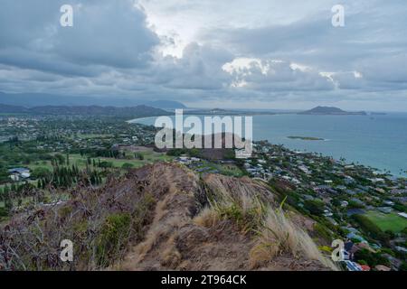 Ein Blick vom Lanikai Pillbox Wanderweg auf den Lanikai Beach, Oahu, Hawaii, USA. Stockfoto