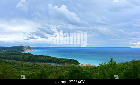 Türkisfarbenes Wasser des Lake michigan und Sanddünen von der North Bar überblicken das nationale Seeufer der Sleeping Bear Dunes auf der unteren Halbinsel Stockfoto