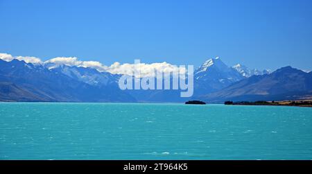 Mount Cook an einem sonnigen Sommertag, über das türkisfarbene Wasser des Lake tekapo, nahe Twizel, auf der Südinsel neuseelands Stockfoto