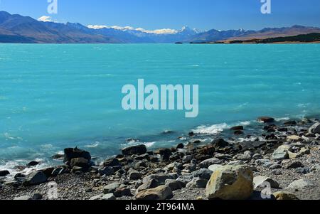 Mount Cook an einem sonnigen Sommertag über die felsige Küste des türkisfarbenen Sees tekapo, nahe Twizel, auf der Südinsel neuseelands Stockfoto