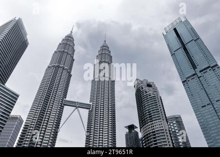 Kuala Lumpur, Malaysia - 25. November 2019: Blick auf die Stadt Kuala Lumpur mit Wolkenkratzern unter bewölktem Himmel Stockfoto