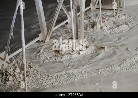 Vermischung von flüssigem Calciumcarbonat mit Werkzeugen im Reservoir Stockfoto