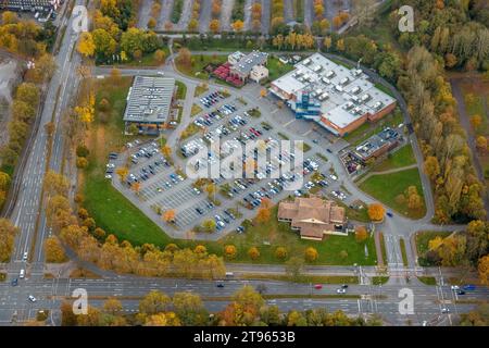 Luftbild, Apollo Cinemas Multiplex an der Willy-Brandt-Allee mit Parkplätzen, Cafe Del Sol und L Osteria Gastronomie, umgeben von herbstlichen Laubbäumen, Erle, Gelsenkirchen, Ruhrgebiet, Nordrhein-Westfalen, Deutschland ACHTUNGxMINDESTHONORARx60xEURO *** Luftblick, Apollo Cinemas Multiplex auf der Willy Brandt Allee mit Parkplätzen, Cafe Del Sol und L Osteria Gastronomie, umgeben von herbstlichen Laubbäumen, Erle, Gelsenkirchen, Ruhrgebiet, Nordrhein-Westfalen, Deutschland ATTENTIONxMINDESTHONORARx60xEURO Credit: Imago/Alamy Live News Stockfoto