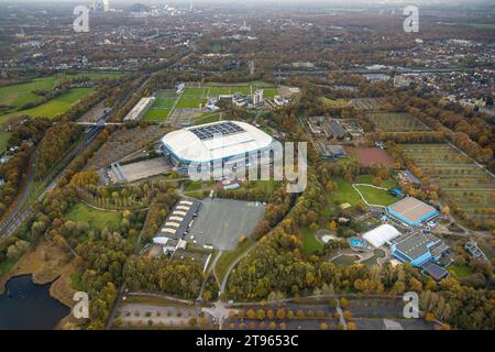 Luftbild, Bundesligastadion Veltins-Arena des FC Schalke 04, auch Arena AufSchalke Fußballstadion, mit geöffnetem Dach, Berger Feld mit Trainingsplätzen und Hotelanlagen, umgeben von herbstlichen Laubbäumen, Erle, Gelsenkirchen, Ruhrgebiet, Nordrhein-Westfalen, Deutschland ACHTUNGxMINDESTHONORARx60xEURO *** Luftansicht, Bundesligastadion Veltins Arena des FC Schalke 04, auch Arena AufSchalke Fußballstadion, mit offenem Dach, Berger Feld mit Trainingsgelände und Hoteleinrichtungen, umgeben von herbstlichen Laubbäumen, Erle, Gelsenkirchen, Ruhrgebiet, Nordrhein-Westfalen, Deutschland ATTENTIONxMIN Stockfoto