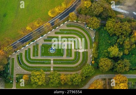 Luftbild, Friedhof Schalke Fan Feld am Friedhof Beckhausen-Sutum, Gräberfeld und Urnengräber, umgeben von herbstlichen Laubbäumen, Formen und Farben, Beckhausen, Gelsenkirchen, Ruhrgebiet, Nordrhein-Westfalen, Deutschland ACHTUNGxMINDESTHONORARx60xEURO *** Luftaufnahme, Friedhof Schalke Fan Feld bei Beckhausen Sutumfriedhof, Friedhof und Urnengräber, umgeben von herbstlichen Laubbäumen, Formen und Farben, Beckhausen, Gelsenkirchen, Ruhrgebiet, Nordrhein-Westfalen, Deutschland ACHTUNGxMINDESTHONORARx60xEURO Credit: Imago/Alamy Live News Stockfoto