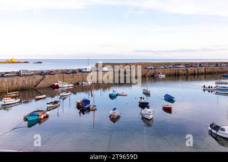 2023, Mousehole Village und Fischerhafen in Cornwall an der Südwestküste Englands, späte Abenddämmerung am sonnigen Herbsttag, England, UK, 2023 Stockfoto