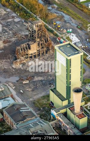 Luftbild, ehemaliges DSK Bergwerk Lippe Westerholt, Egonstraße, Abrissarbeiten, an der Stadtgrenze zu Gelsenkirchen, umgeben von herbstlichen Laubbäumen, Hassel, Gelsenkirchen, Ruhrgebiet, Nordrhein-Westfalen, Deutschland ACHTUNGxMINDESTHONORARx60xEURO *** Luftaufnahme, ehemaliges DSK-Bergwerk Lippe Westerholt, Egonstraße, Abbrucharbeiten, an der Stadtgrenze zu Gelsenkirchen, umgeben von herbstlichen Laubbäumen, Hassel, Gelsenkirchen, Ruhrgebiet, Nordrhein-Westfalen, Deutschland ATTENTIONxMINDESTHONORARx60xEURO Credit: Imago/Alamy Live News Stockfoto