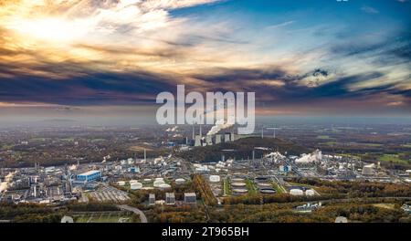 Luftbild, dampfender Kühlturm und Schornstein der Uniper Kraftwerke GmbH und das Ruhr Oel Werksgelände, dramatischer Himmel mit Wolken, umgeben von herbstlichen Laubbäumen, Scholven, Gelsenkirchen, Ruhrgebiet, Nordrhein-Westfalen, Deutschland ACHTUNGxMINDESTHONORARx60xEURO *** Luftaufnahme, dampfender Kühlturm und Schornstein der Uniper Kraftwerke GmbH und des Werksgeländes Ruhr Oel, dramatischer Himmel mit Wolken, umgeben von herbstlichen Laubbäumen, Scholven, Gelsenkirchen, Ruhrgebiet, Nordrhein-Westfalen, Deutschland ATTENTIONxMINDESTHONORARx60xEURO Credit: Imago/Alamy Live News Stockfoto